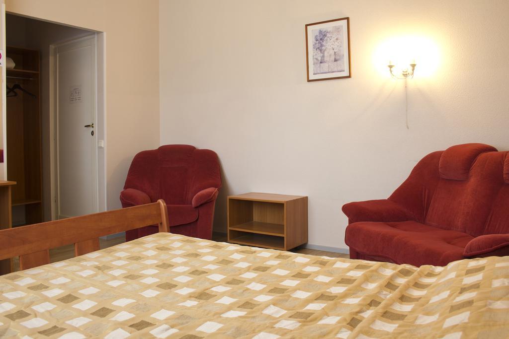 Lillekuela Hotel Таллин Экстерьер фото